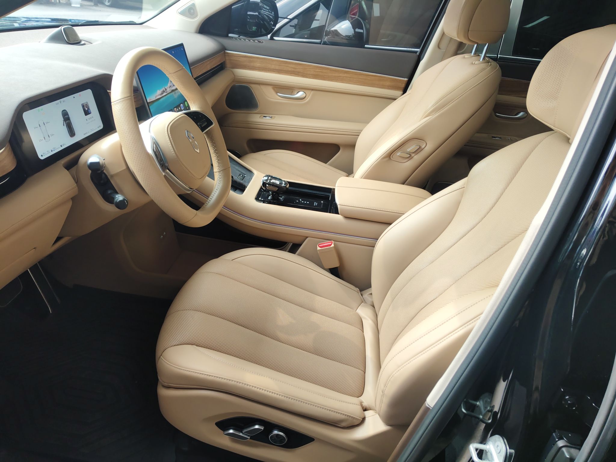 Переднее сиденье в автомобиле