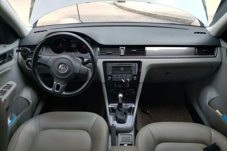 Used Volkswagen Bora 2014 1.6L Automatic Fashion Model Center Console