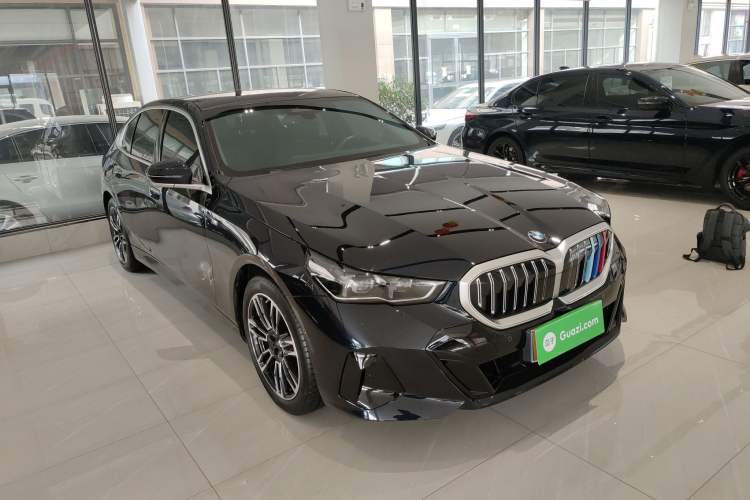 Used BMW 5 Series 2024 525Li M Sport Package Front Right 45 Deg