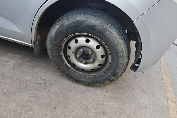 Used CHANGAN KAICHENG Ruixing M60 2023 1.5L GDI Comfort-Class Passenger Vehicle 6/7 Seats Right Front Wheel Hub