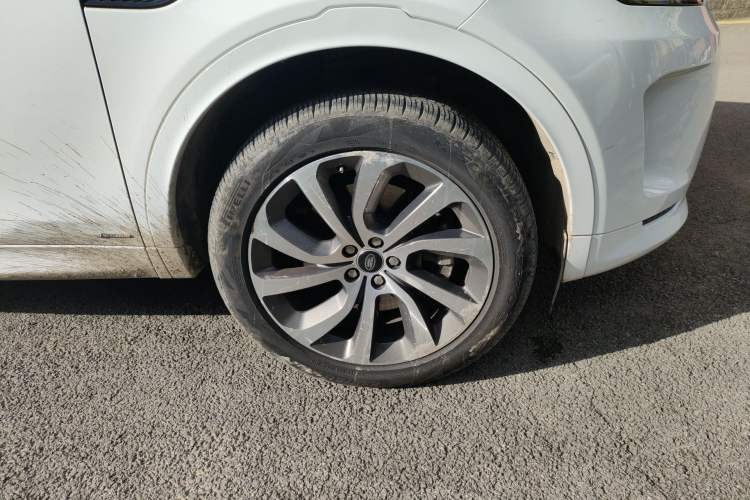 Used Land Rover Discovery Sport 2020 249 PS R-Dynamic Performance Edition Right Front Wheel Hub