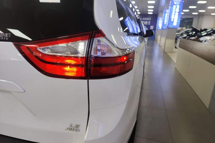 Used Toyota Sienna 2018 3.5L Four-Wheel Drive LE Trim 7 Seats U.S. Specification
