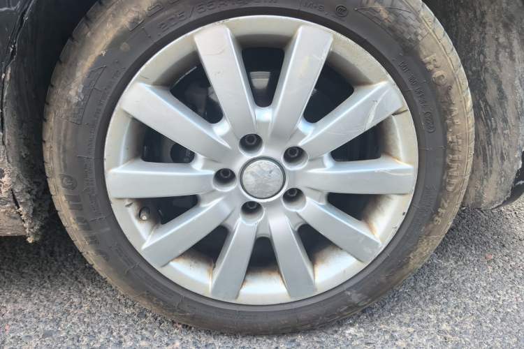 Used Volkswagen Passat 2005 1.8T Automatic Luxury Model Right Front Wheel Hub