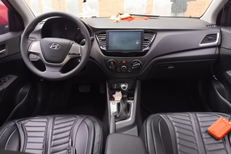 Used Hyundai Verna (new generation) 2016 1.4L Automatic Cool Edition GLS Center Console