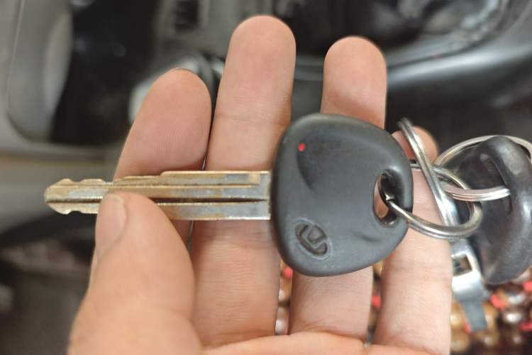 Used Huatai Santa Fe Classic 2012 2.0L Gasoline Manual Two-Wheel Drive with Sunroof
