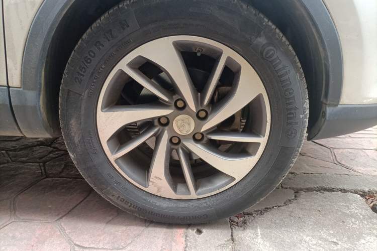 Used Baojun 560 2015 1.8L manual luxury version Right Front Wheel Hub