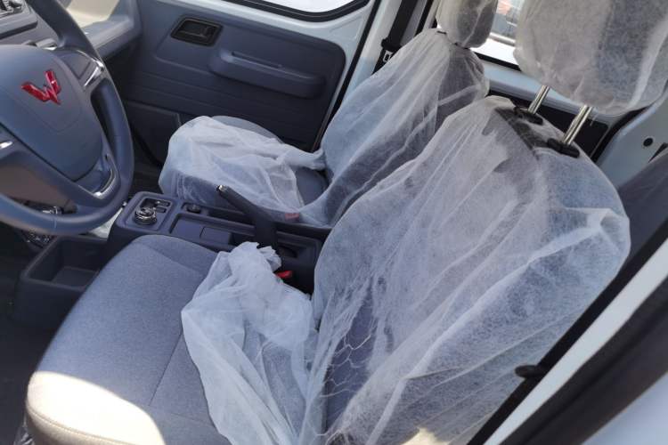 Used Wuling Yangguang 2024 300KM Comfort Version Passenger Van 75kW