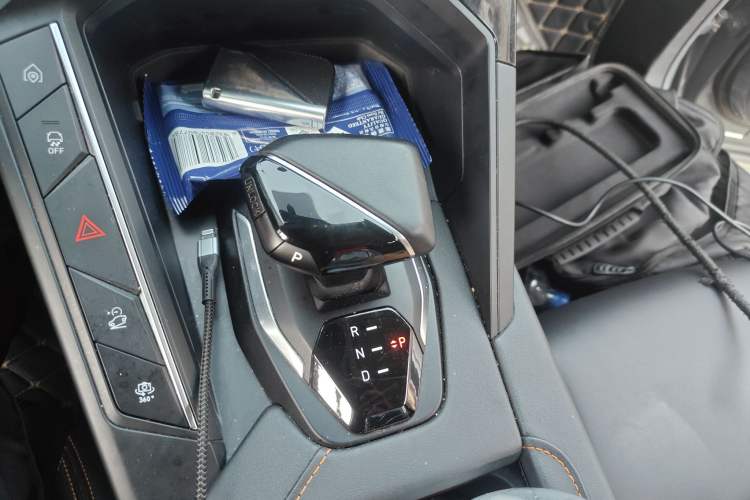 Used Lynk & Co 06 EM-P 2022 PHEV 84 km Range Pro Version Gear Lever