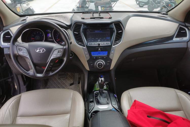 Used Hyundai Santa Fe 2013 2.4L Automatic Two-Wheel Drive Smart Version Center Console