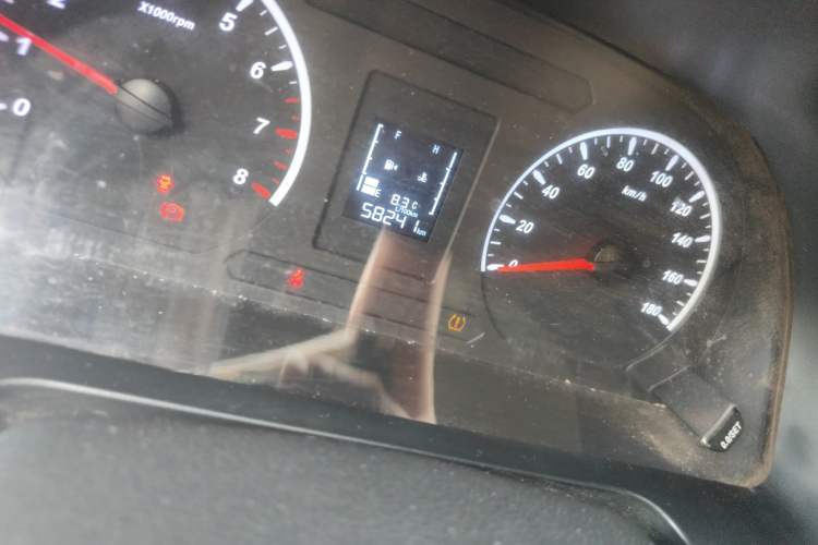 Used FORTHING Lingzhi 2023 M5L 1.6L Base Model 7 Seats Odometer Close Up