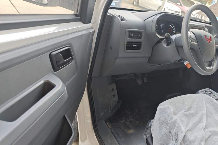 Used Wuling Yangguang 2025 Model 400km Bus Edition—Comfort Edition