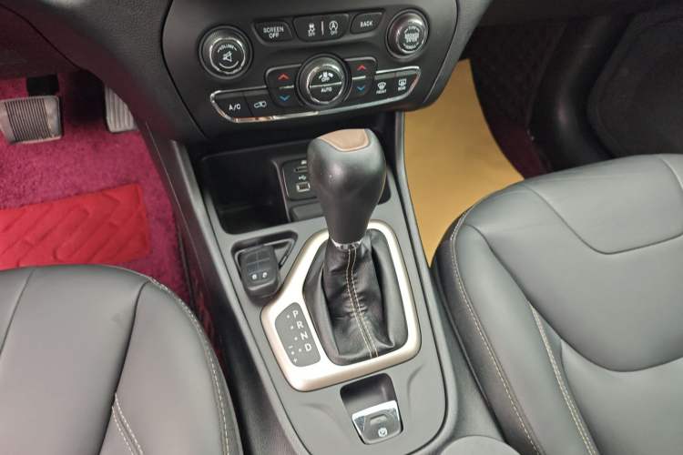 Used Jeep Cherokee 2016 2.4L Leading Smart Version
