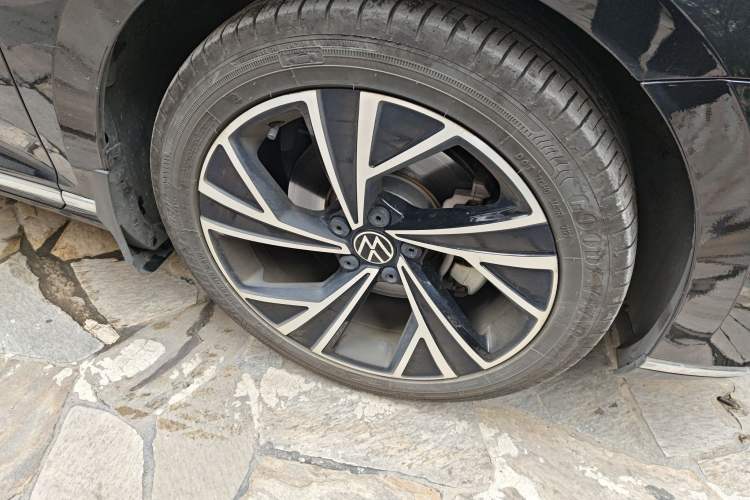 Used Volkswagen Magotan 2020 330TSI DSG Luxury Edition Right Front Wheel Hub