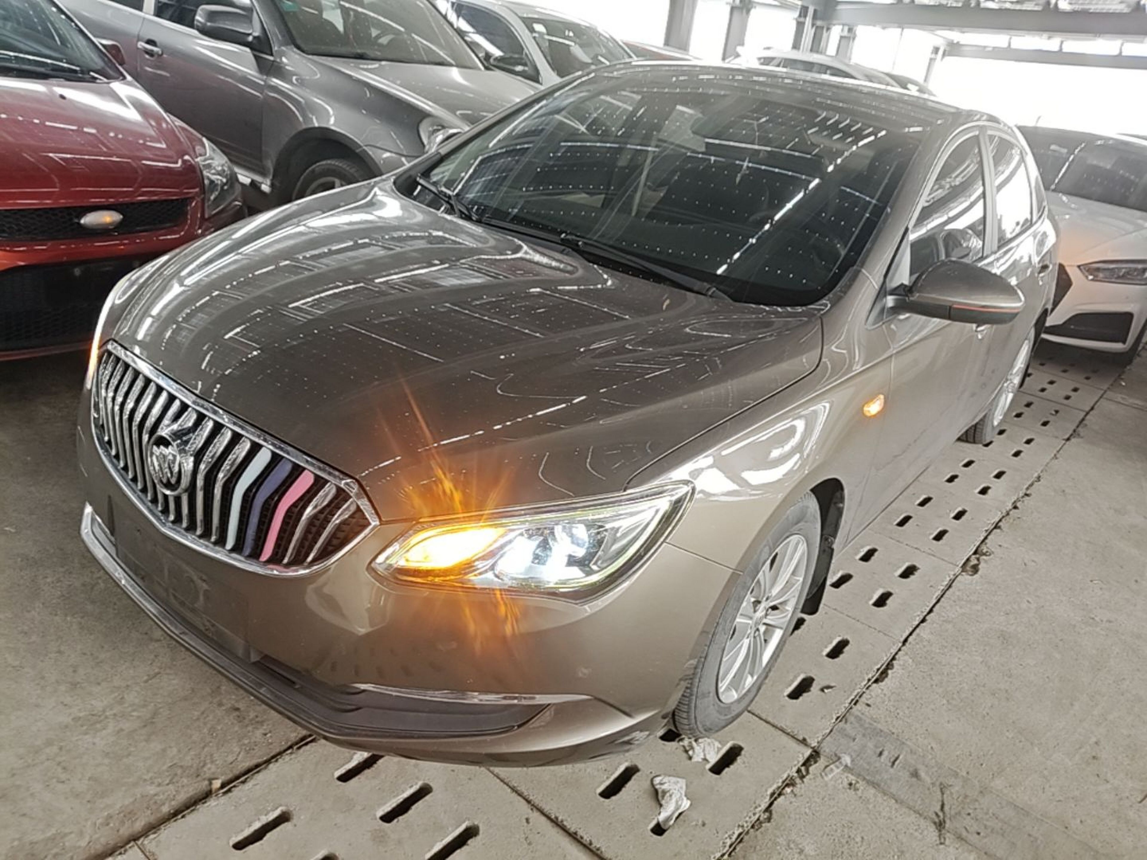 Под передней частью автомобиля
