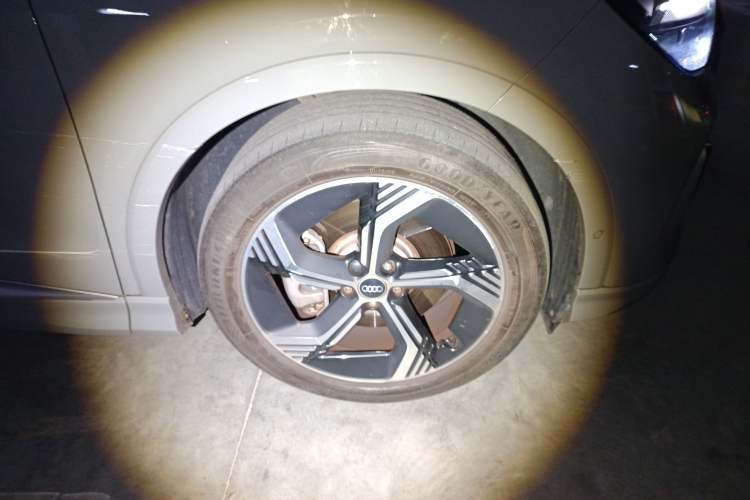 Used Audi Q4 e-tron 2023 40 e-tron Boundary Edition Right Front Wheel Hub