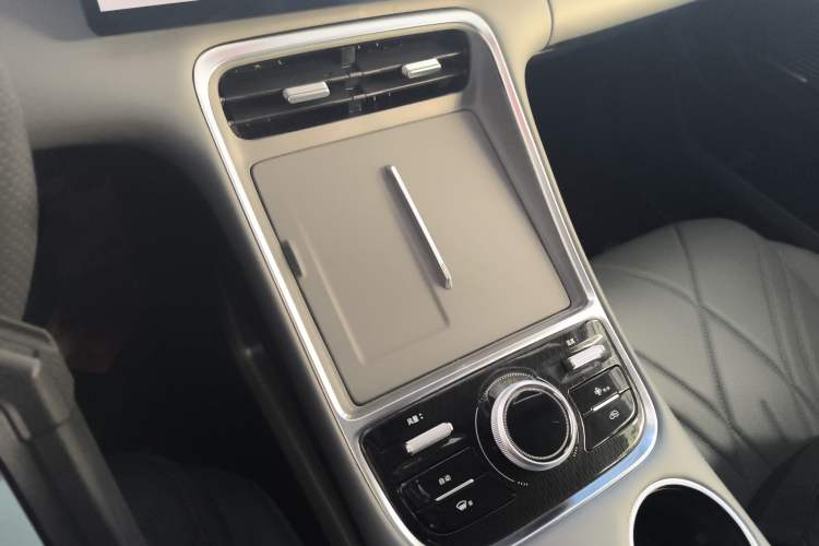 Used Geely Galaxy L6 2025 EM-i 140km Long-Range Version
