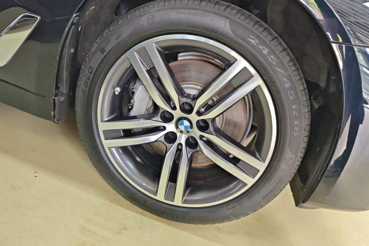 Used BMW 5 Series 2023 530Li Leading Edition Luxury Package Right Front Wheel Hub