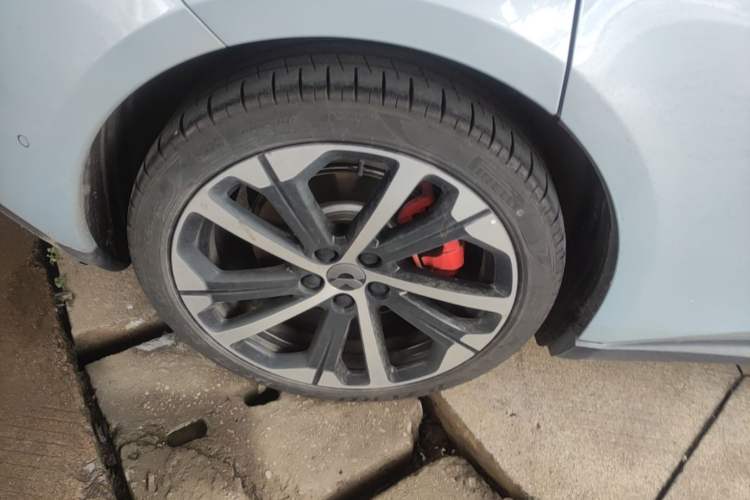 Used Nio ET5 2022 75 kWh Right Rear Wheel Hub