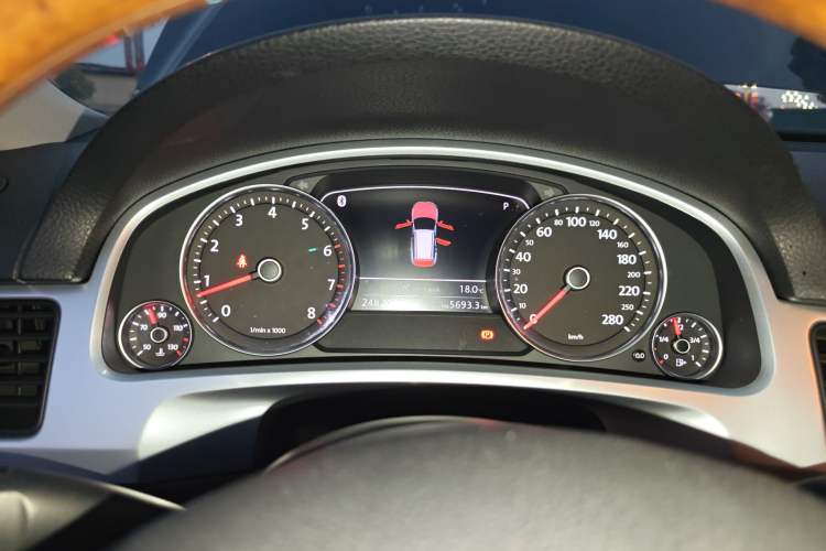 Used Volkswagen Touareg 2011 3.0 TSI High-End Version Instrument Cluster