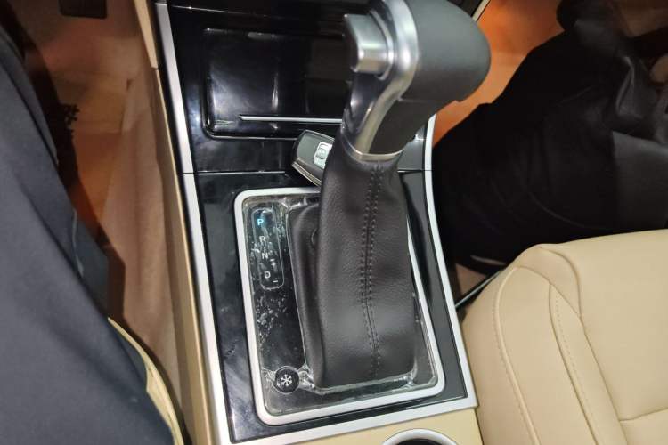 Used Haval H2 2016 Red-Label 1.5T Automatic Two-Wheel Drive Luxury Model Gear Lever