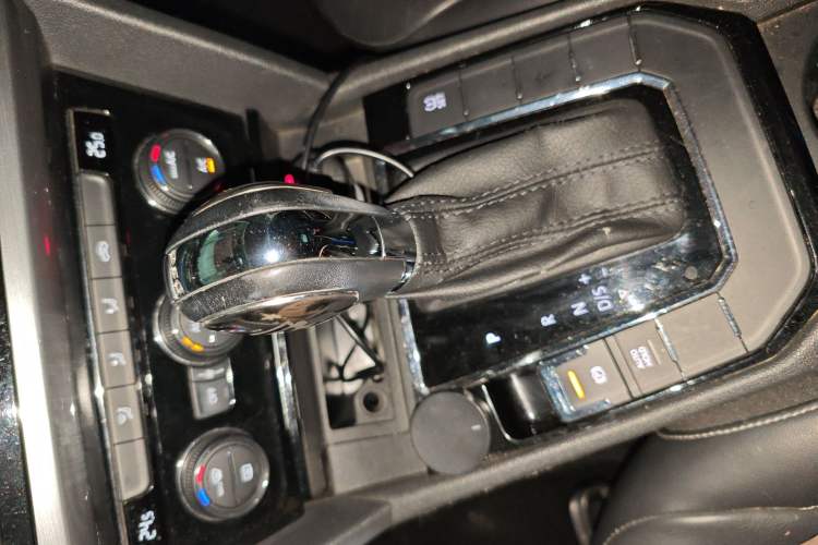 Used Volkswagen Lamando 2015 330TSI DSG Comfort Edition Gear Lever