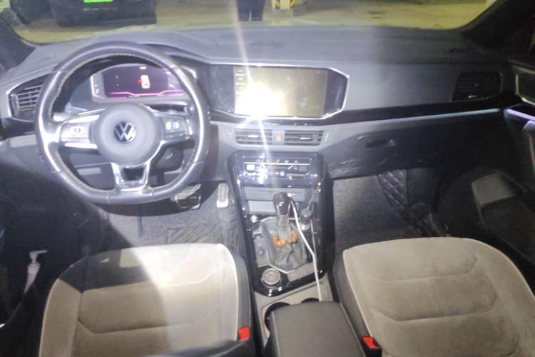 Used Volkswagen Tayron 2020 380TSI All-Wheel Drive R-Line Connected Version Center Console