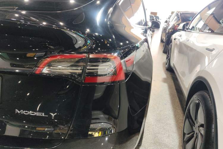 Used Tesla Model Y 2023 Long-Range All-Wheel-Drive Version Right Rear Taillight