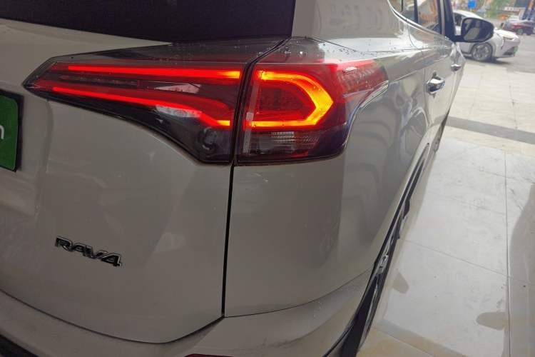 Used Toyota RAV4 2016 2.0L CVT Two-Wheel Drive Fashion Edition China V Standard