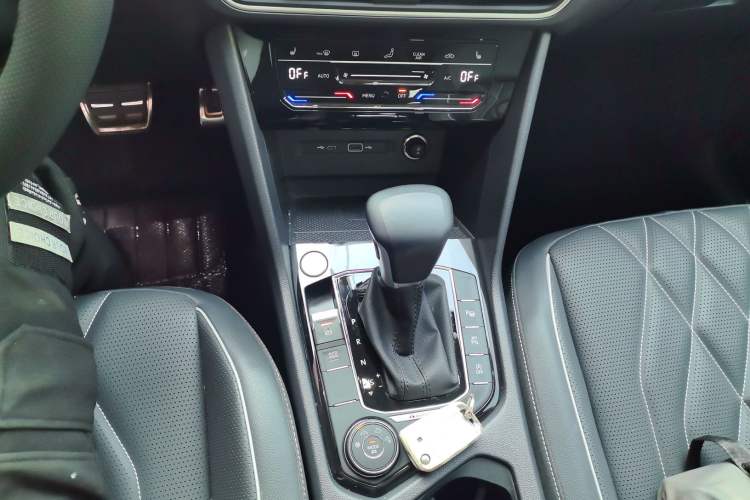 Used Volkswagen Tiguan L 2023 Facelifted 380TSI Automatic All-Wheel Drive R-Line Plus Version 7-Seater
