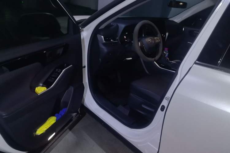 Used Toyota Highlander 2022 Dual-Engine 2.5L Two-Wheel Drive Elite Edition 7-Seater Driver Seat