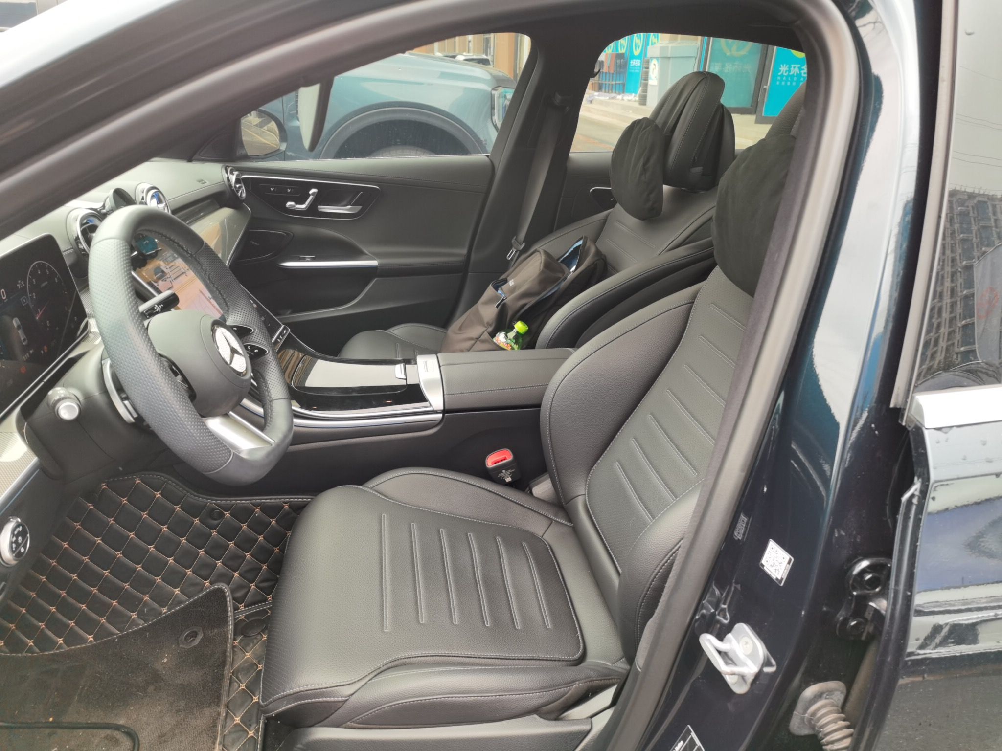 Переднее сиденье в автомобиле