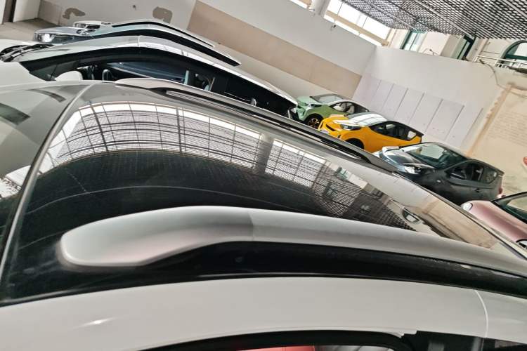 Used Chery QQ Little Ant 2022 Revised Version 2 Sweet Pink Edition Full-Sugar Version 28.8 kWh 30 kW 301 km Roof