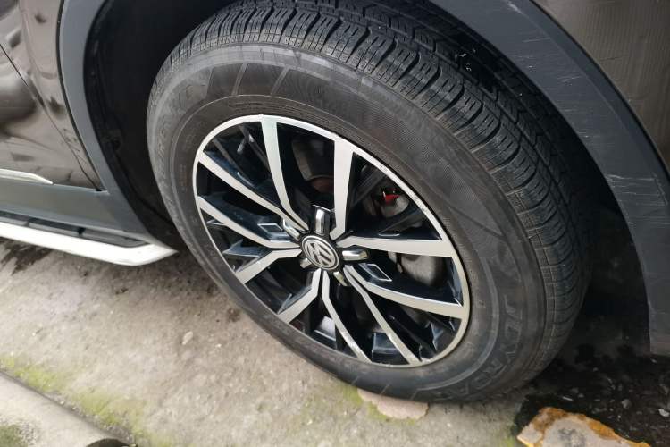 Used Volkswagen Tiguan L 2018 Facelift 330TSI Automatic Two-Wheel Drive Luxury Edition Right Front Wheel Hub