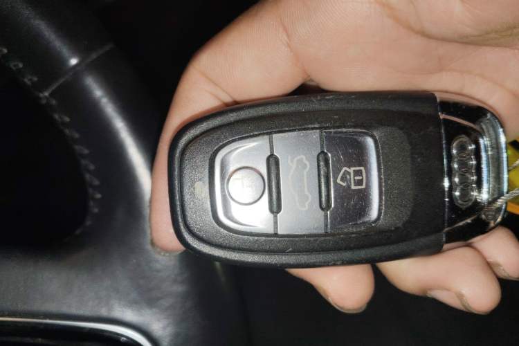 Used Audi Q5 2016 40 TFSI Comfort Model Vehicle Key