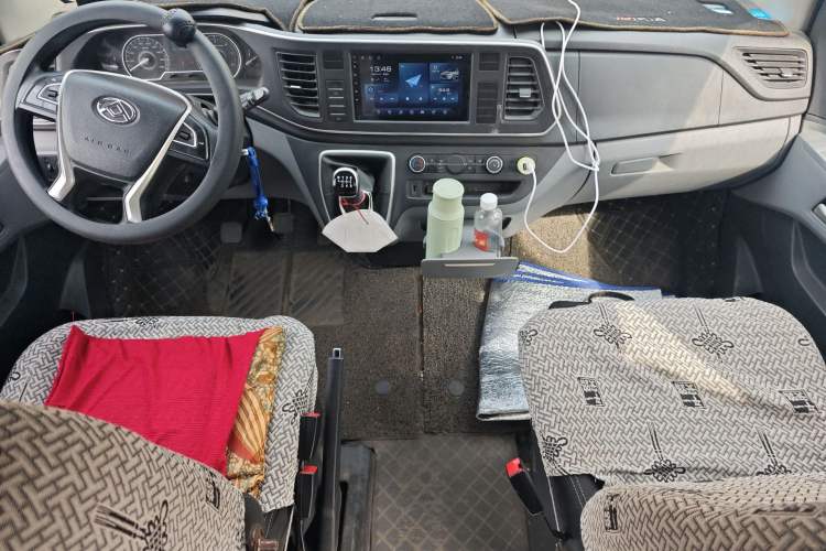 Used SAIC MAXUS Xintu V80 2021 2.0T Manual Classic Aoyuntong 127 PS Mid-axle Mid-roof 6/7/8/9-Seater Center Console