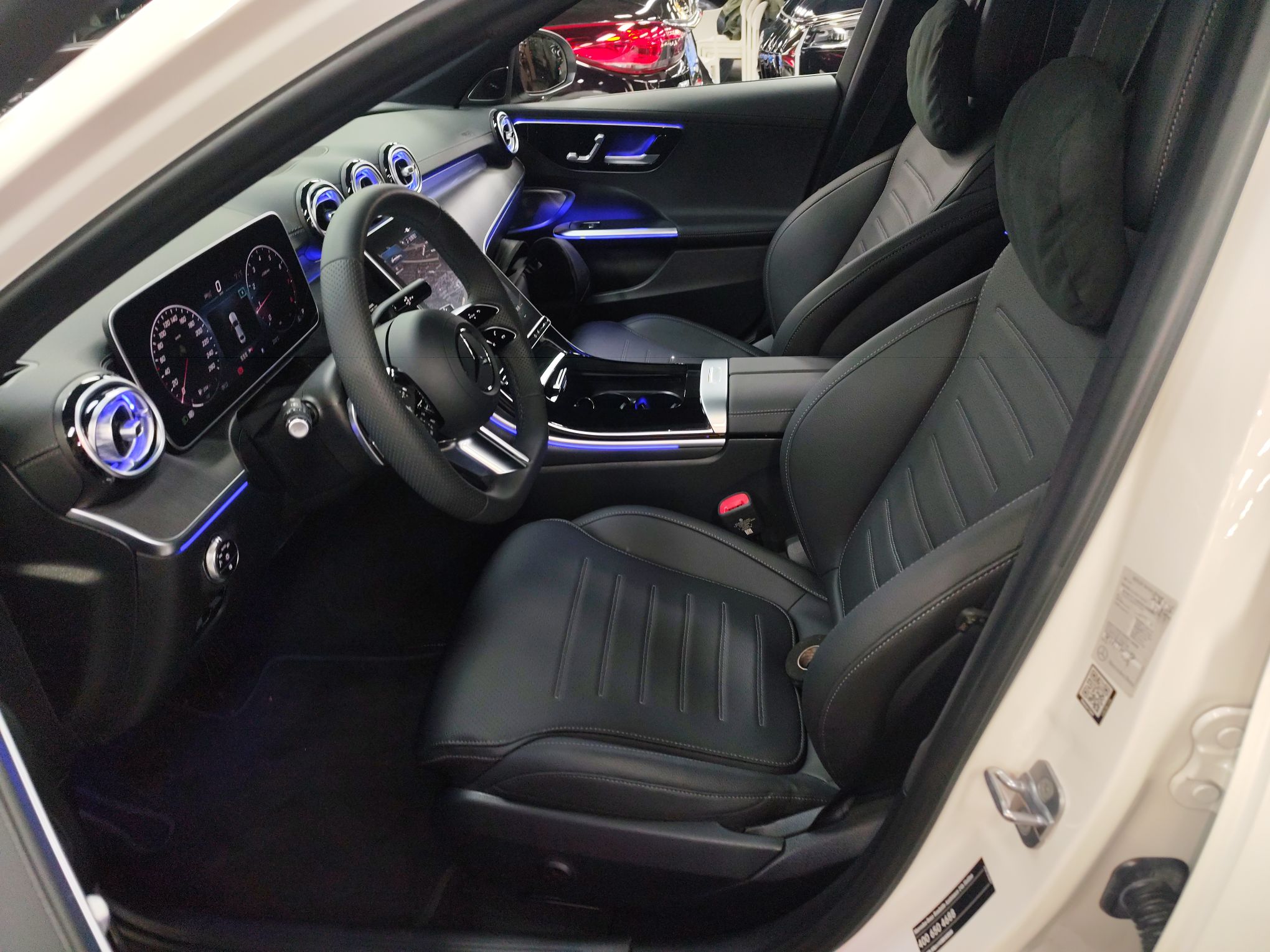 المقاعد الأمامية داخل السيارة