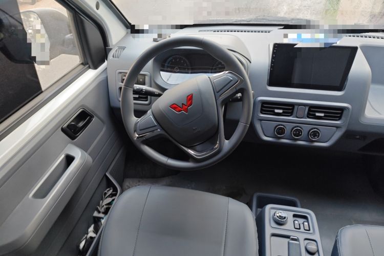 Used Wuling Yangguang 2024 300KM Comfort Version Passenger Van 75kW