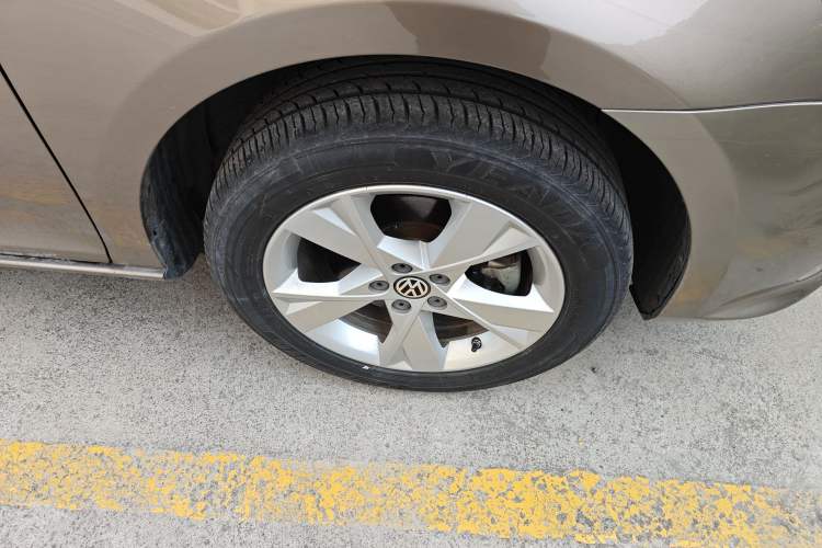 Used Volkswagen Bora 2014 1.6L Manual Comfort Model Right Front Wheel Hub