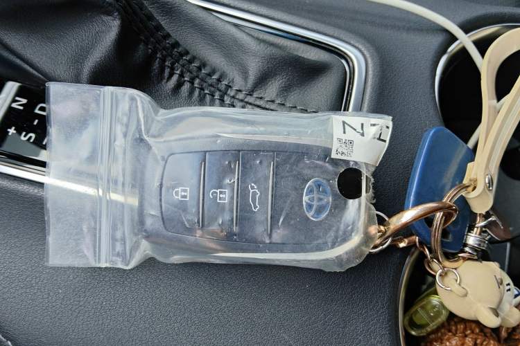 Used Toyota Venza 2022 Dual-Engine 2.5L CVT Two-Wheel Drive Prestige Edition Vehicle Key