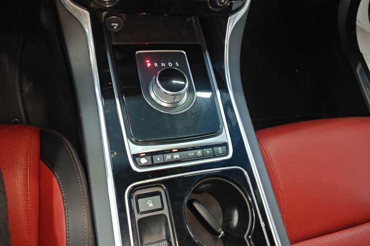 Used Jaguar XE 2015 2.0T 240 PS R-Sport
