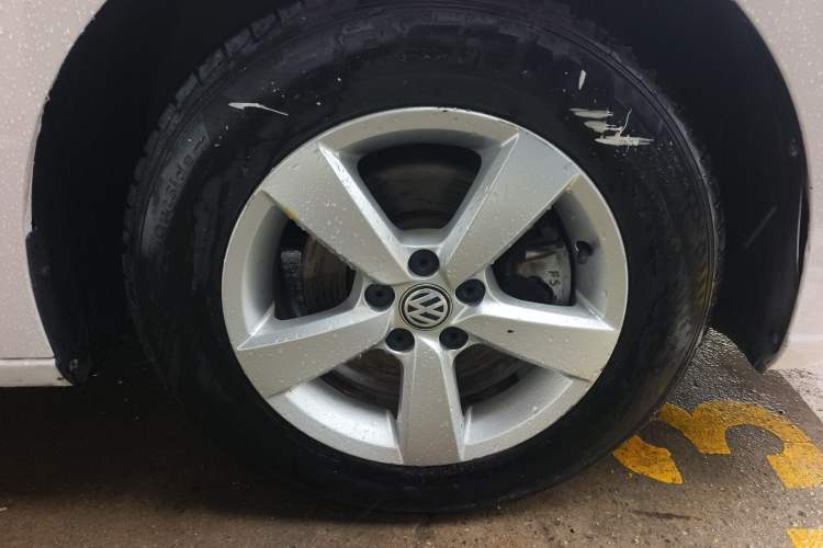 Used Volkswagen Gran Lavida 2015 1.6L Automatic Fashion Edition Right Front Wheel Hub