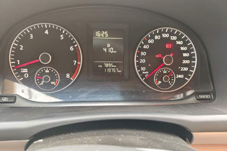 Used Volkswagen Touran 2011 1.4T Manual Zhiya Edition 5 Seats Odometer Close Up