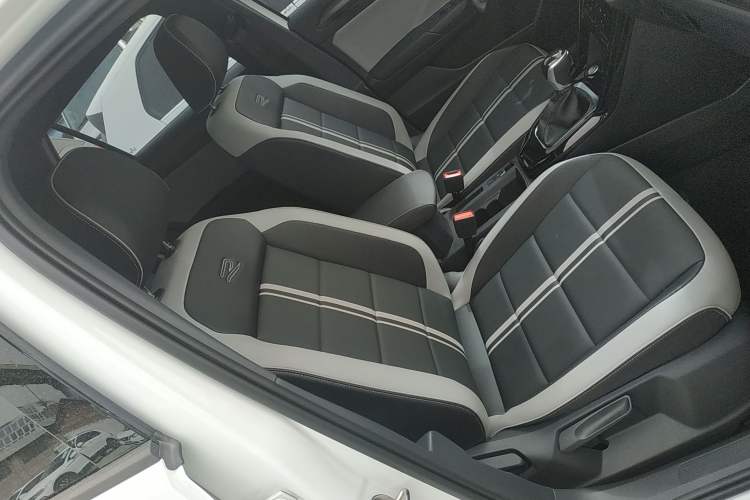 Used Volkswagen T-ROC 2023 300TSI DSG Two-Wheel-Drive Chen Guang Edition Right Front Seat