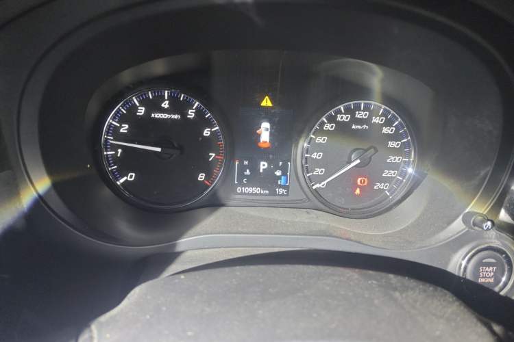 Used Mitsubishi Outlander 2019 2.0L Two-Wheel Drive Comfort Edition 5 Seats China VI Standard Instrument Cluster