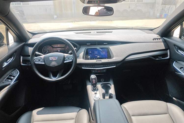 Used Cadillac XT4 2021 28T Two-Wheel Drive Luxury Version Center Console