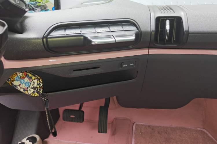 Used Baojun E300 2020 Star Travel Edition Audio And AC Panel