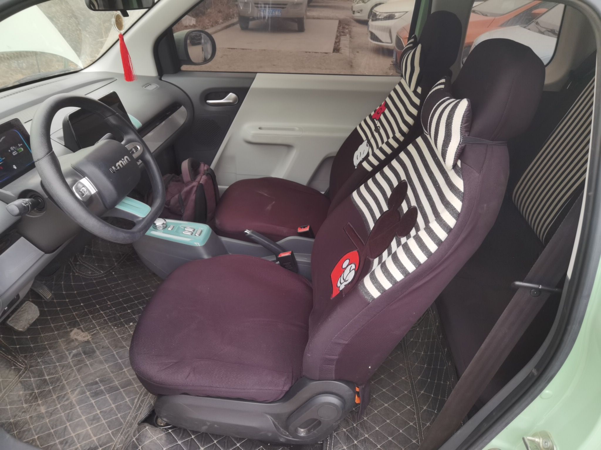 المقاعد الأمامية داخل السيارة