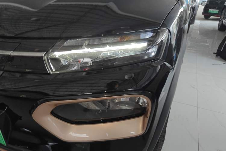 Used Dongfeng NAMMI BOX 2022 Revised Light Wind Edition 201 km Standard Version
