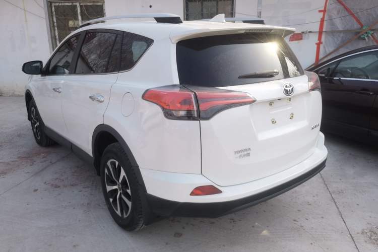 Used Toyota RAV4 2016 2.0L CVT Two-Wheel Drive Fashion Edition China V Standard Exterior 2