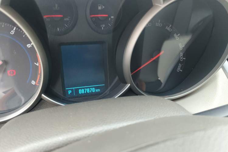 Used Chevrolet Cruze 2015 1.5L Classic SE AT Odometer Close Up